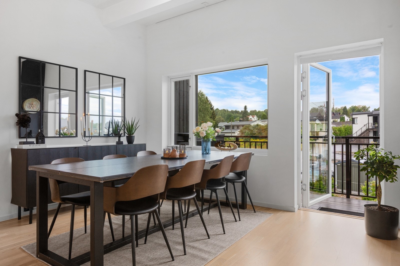 Fra stuen er det utgang til verandaen Galleribilde