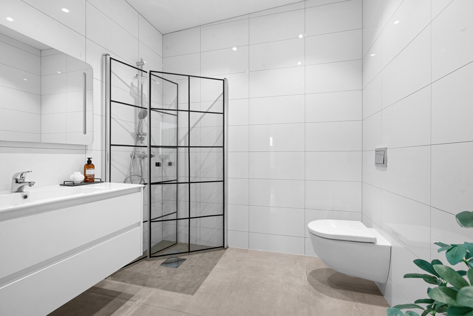 Meget flott flislagt bad med varmekabel i gulv Galleribilde