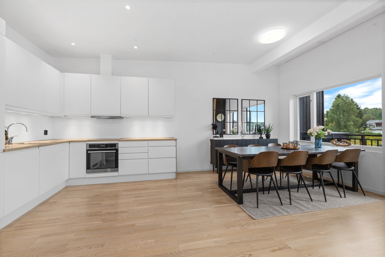 Lys moderne kjøkkeninnredning med integrerte hvitevarer Galleribilde