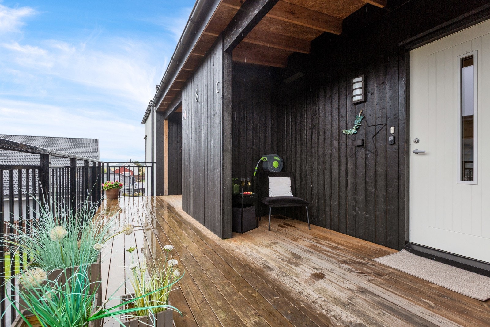 Fra inngangspartiet - her er det plass til et frokostbord og morgenkaffen- praktisk delvis overbygd Galleribilde