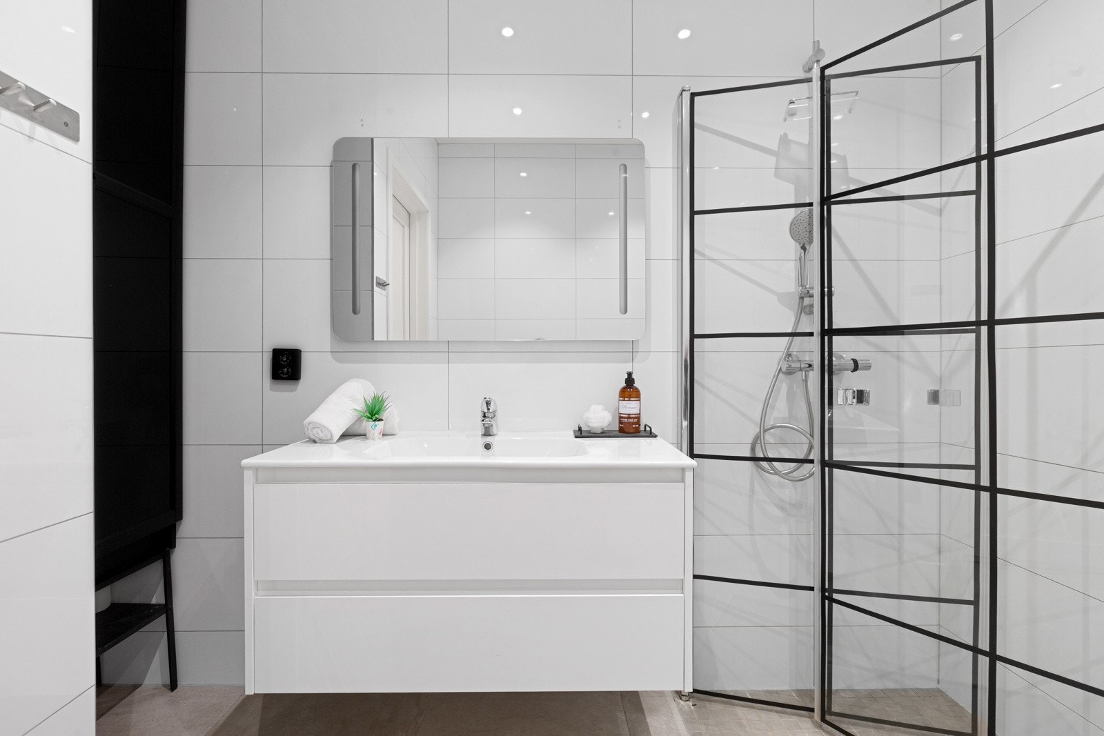 Badet er innredet med vegghengt toalett- dusjhjørne med innfellbare dusjvegger- baderomsinnredning med nedfelt vask Galleribilde