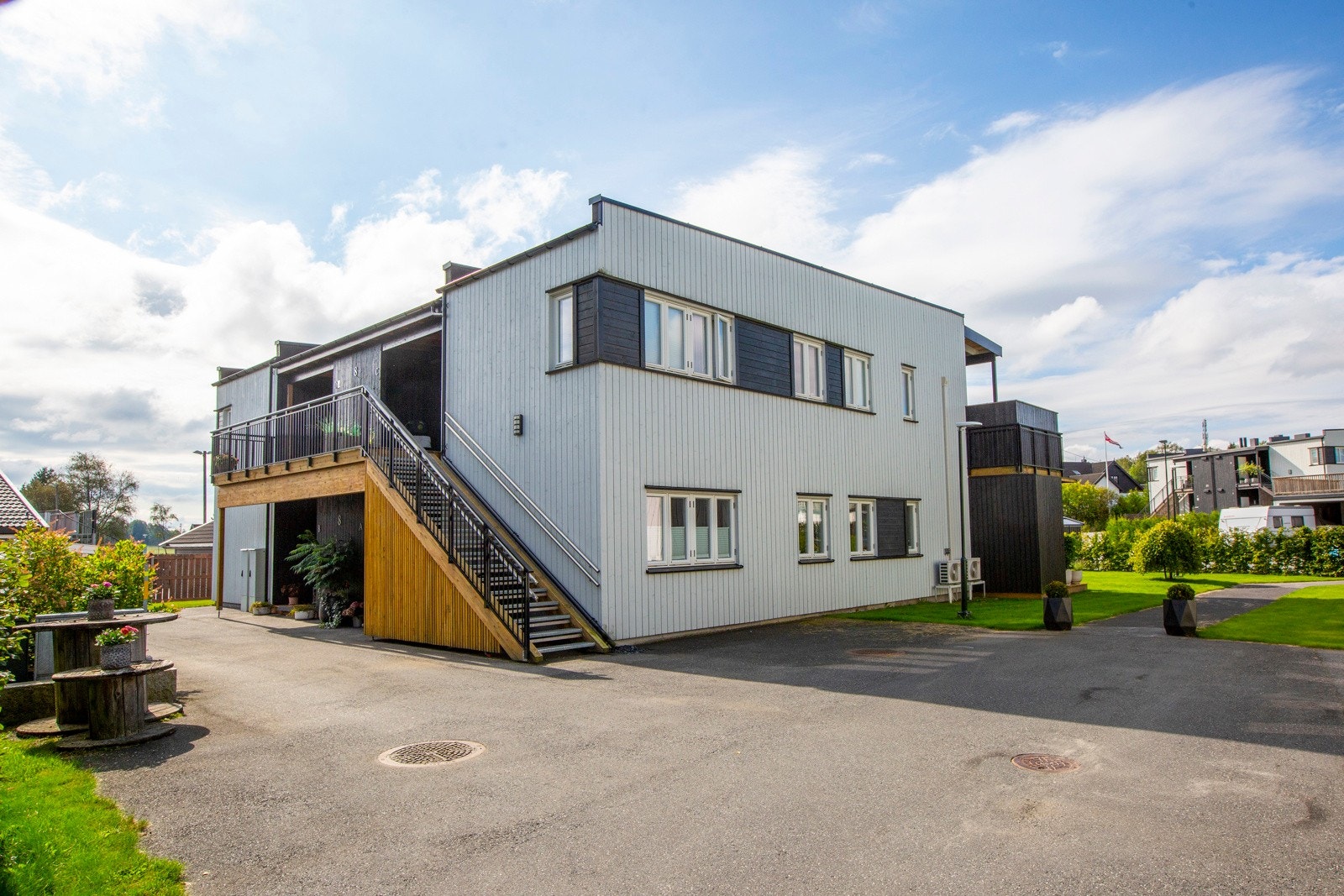 Viser trapopen opp til 2. etg. Galleribilde