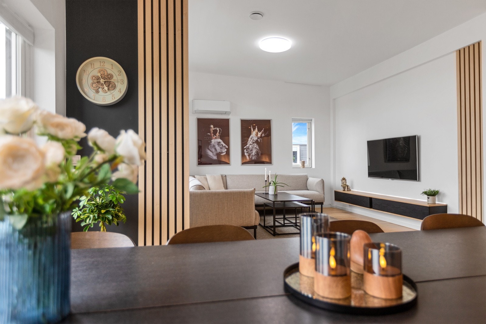 Meget innbydende - stor takhøyde i stue og kjøkken Galleribilde