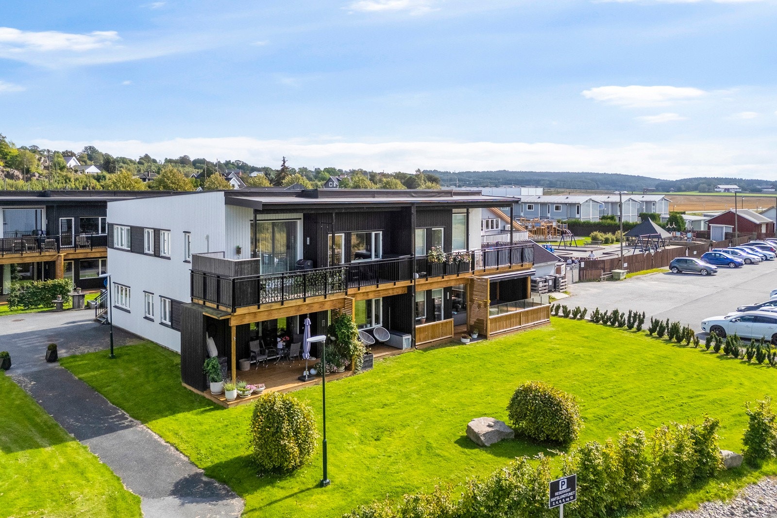 Bildet viser bygningen- boligen ligger øverst til høyre Galleribilde