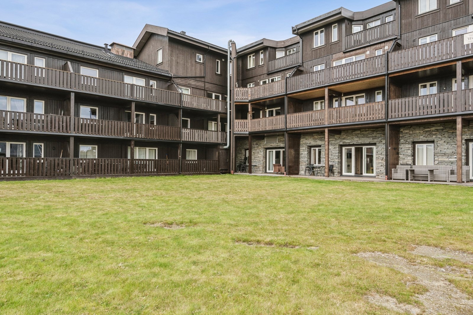 Beitostølen er en svært familievennlig og trivelig fjellandsby, 900 moh. Beitostølens særpreg er det høye aktivitetsnivået hele året, og at alle fasiliteter er samlet i ett sentrum. Galleribilde