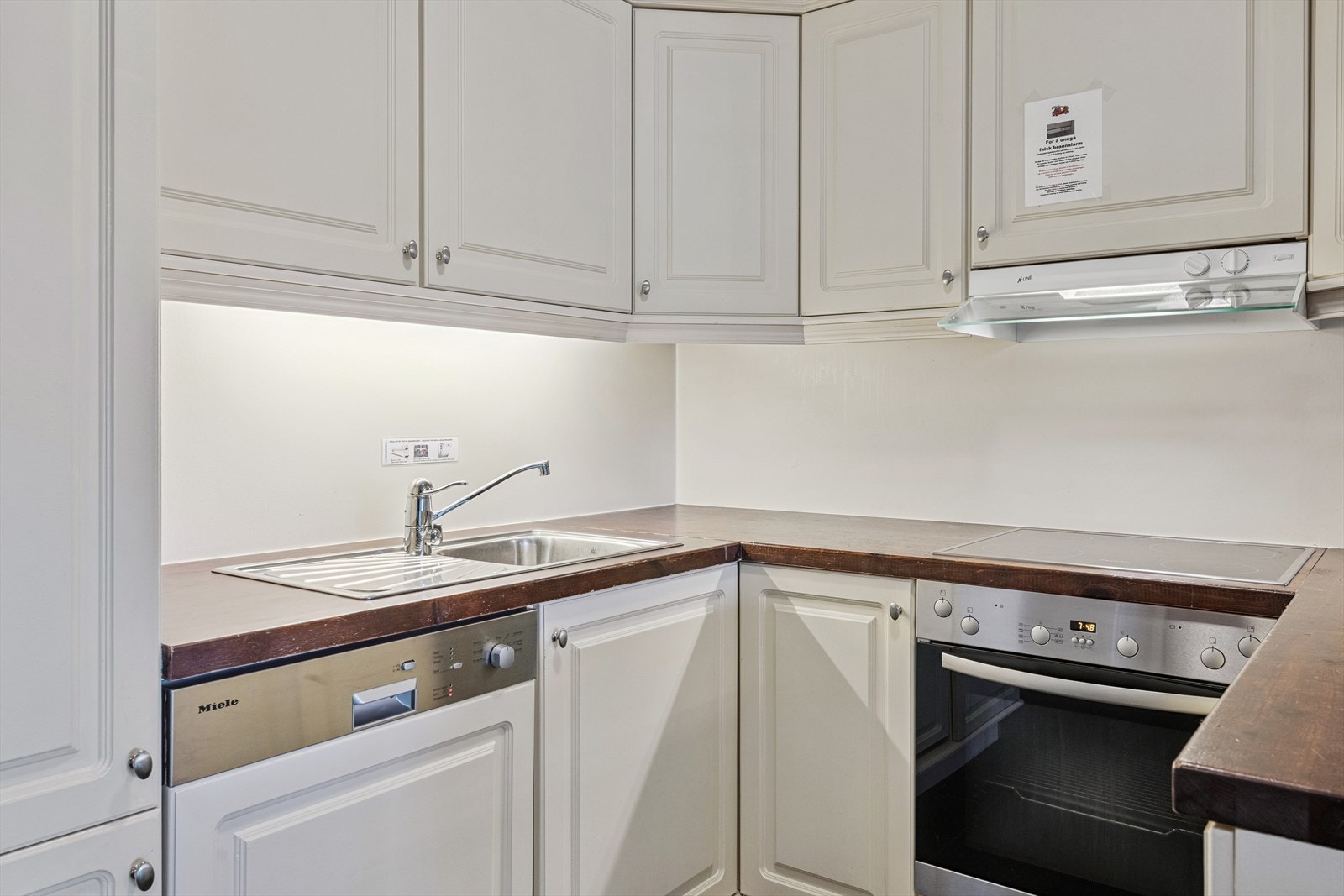 Integrerte hvitevarer som komfyr, koketopp, ventilator, oppvaskmaskin og kombinert kjøl/frys følger med. Galleribilde