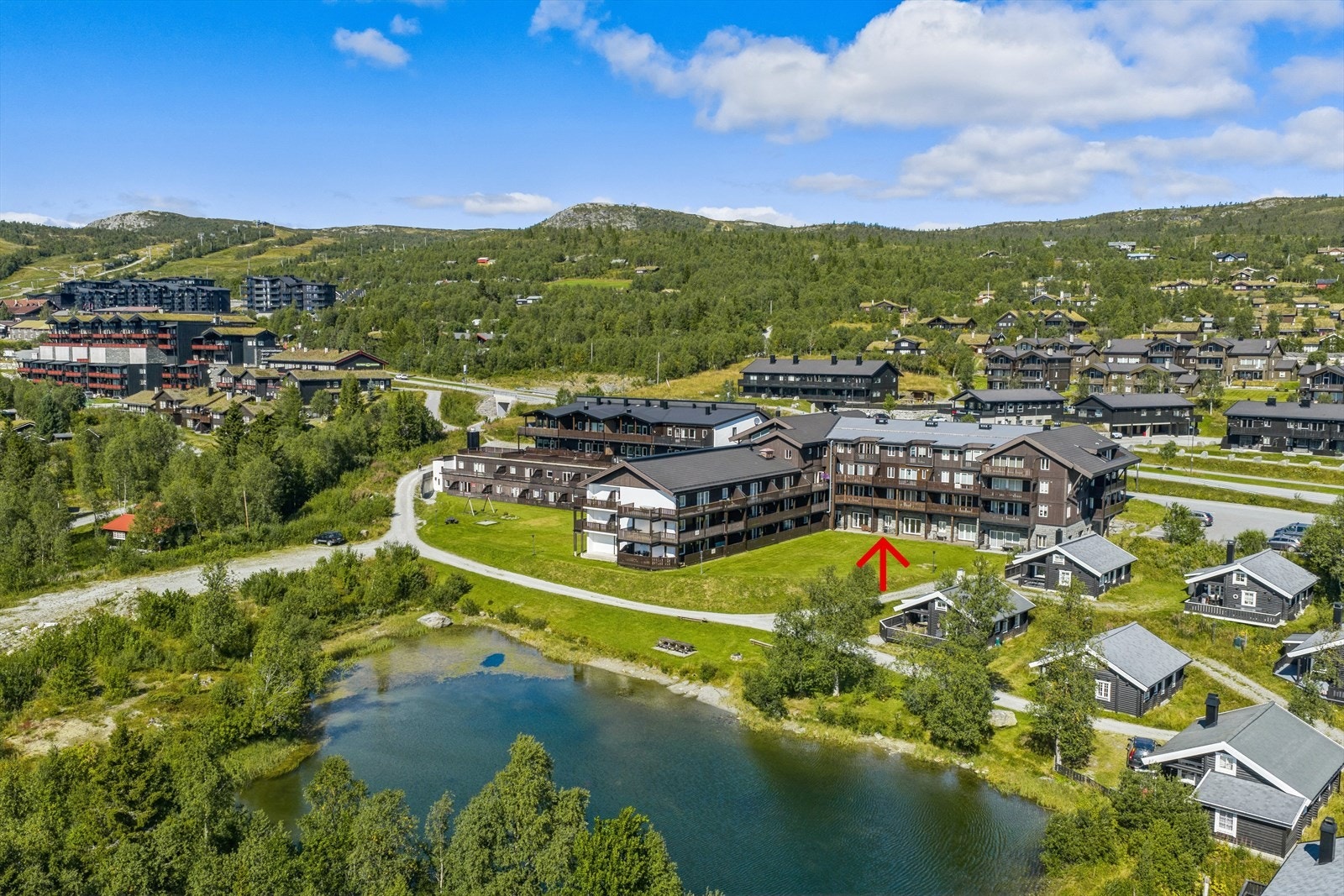 Leiligheten har en solrik beliggenhet på nedsiden av bygget, noe som gir en nydelig utsikt mot bl.a Slettefjell. Samtidig er både leiligheten og terrassen godt skjermet fra trafikk og støy. Galleribilde