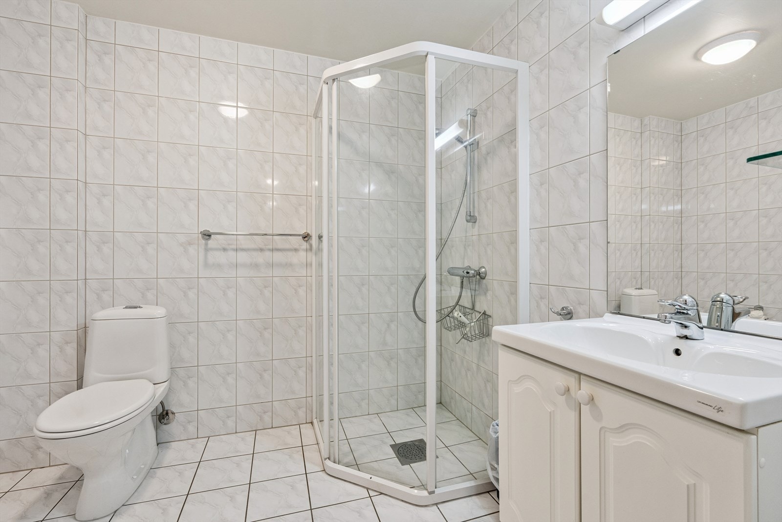 Leiligheten har gode fasiliteter for velvære med sine to bad. Badene har flislagte gulv og vegger, dusj med glassvegg, servantskap med heldekkende servantplate, speil og belysning. Galleribilde