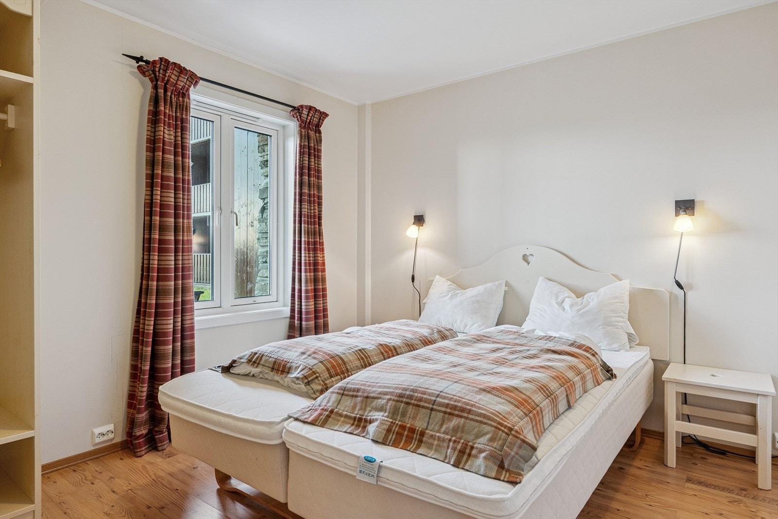 Leiligheten har ett romslig soverom og to sovealkover. Soverommet har plass til dobbeltseng, og er tilknyttet eget bad. Galleribilde