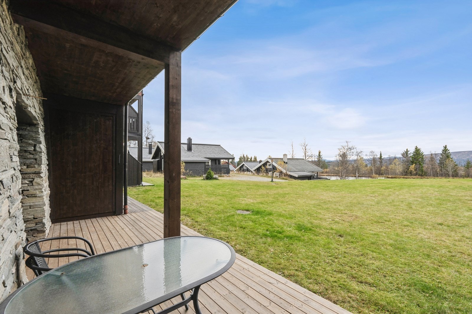 Fra terrasseplattingen kan du nyte morgenkaffen i solen og la blikket vandre over fjellandskapet. Galleribilde