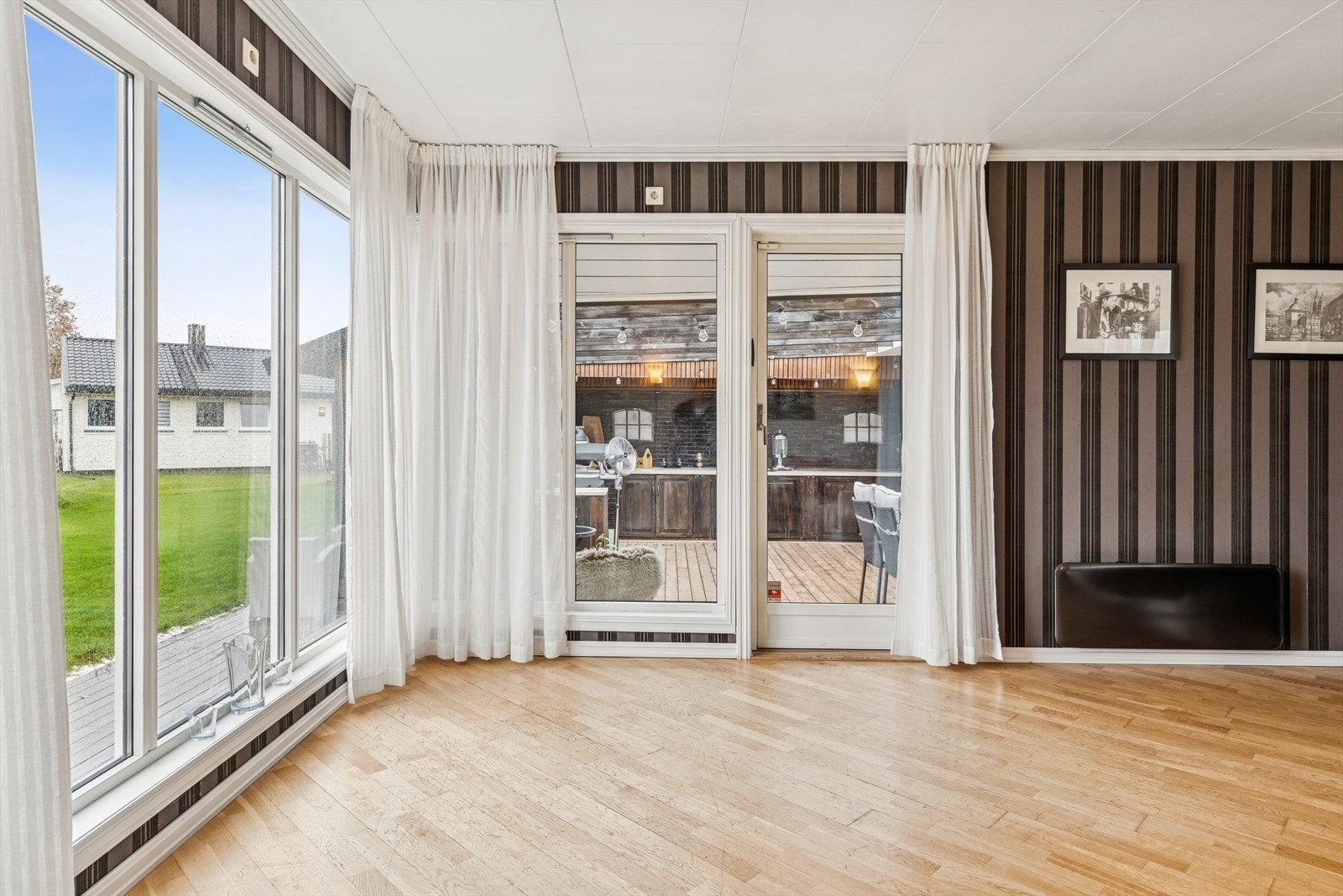 De store glassflatene visker ut skillet mellom inne- og uteområdet. Galleribilde