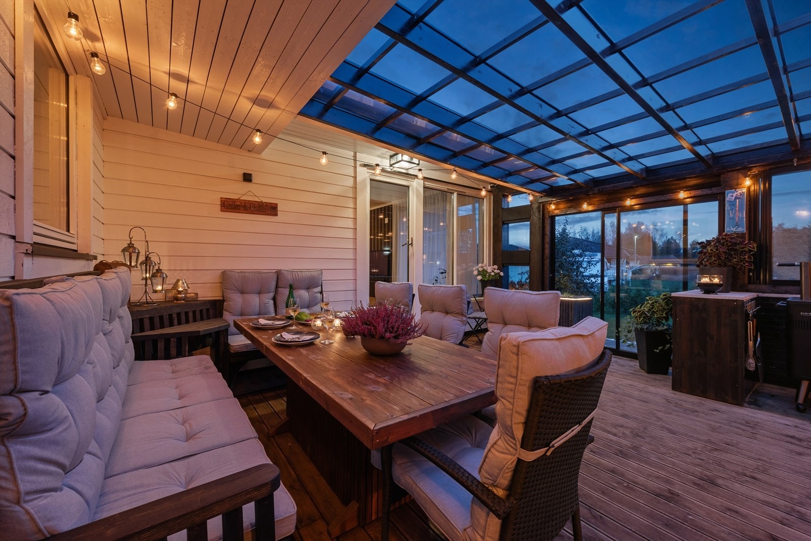 Belysningen skaper en stemningsfull atmosfære på kveldstid. Galleribilde