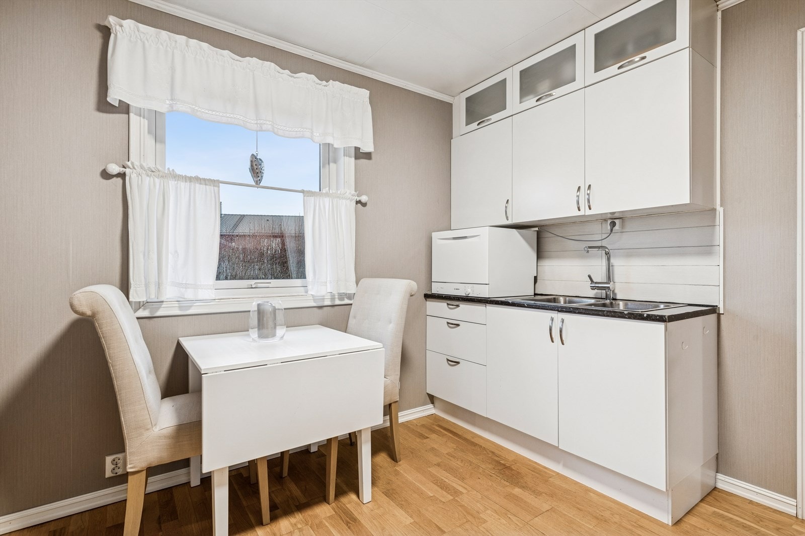 Det er også plass til en liten spiseplass ved vinduet på kjøkkenet. Galleribilde