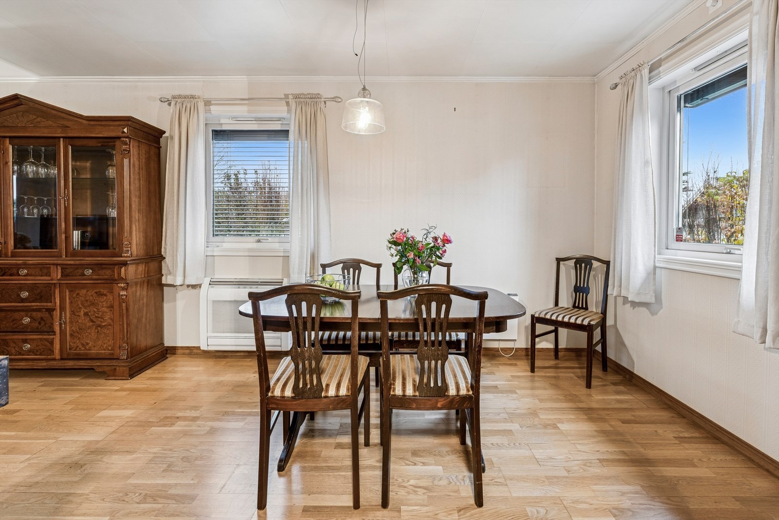 Stuen har også en naturlig plassering for et spisebord. Galleribilde