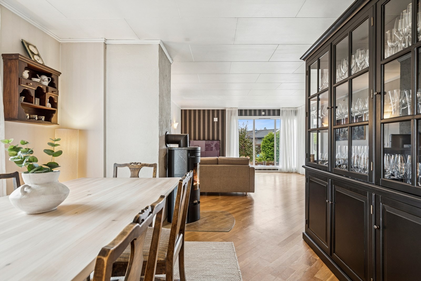 Fra spisebordet ser man videre mot stuedelen og utgangen til terrassen. Galleribilde