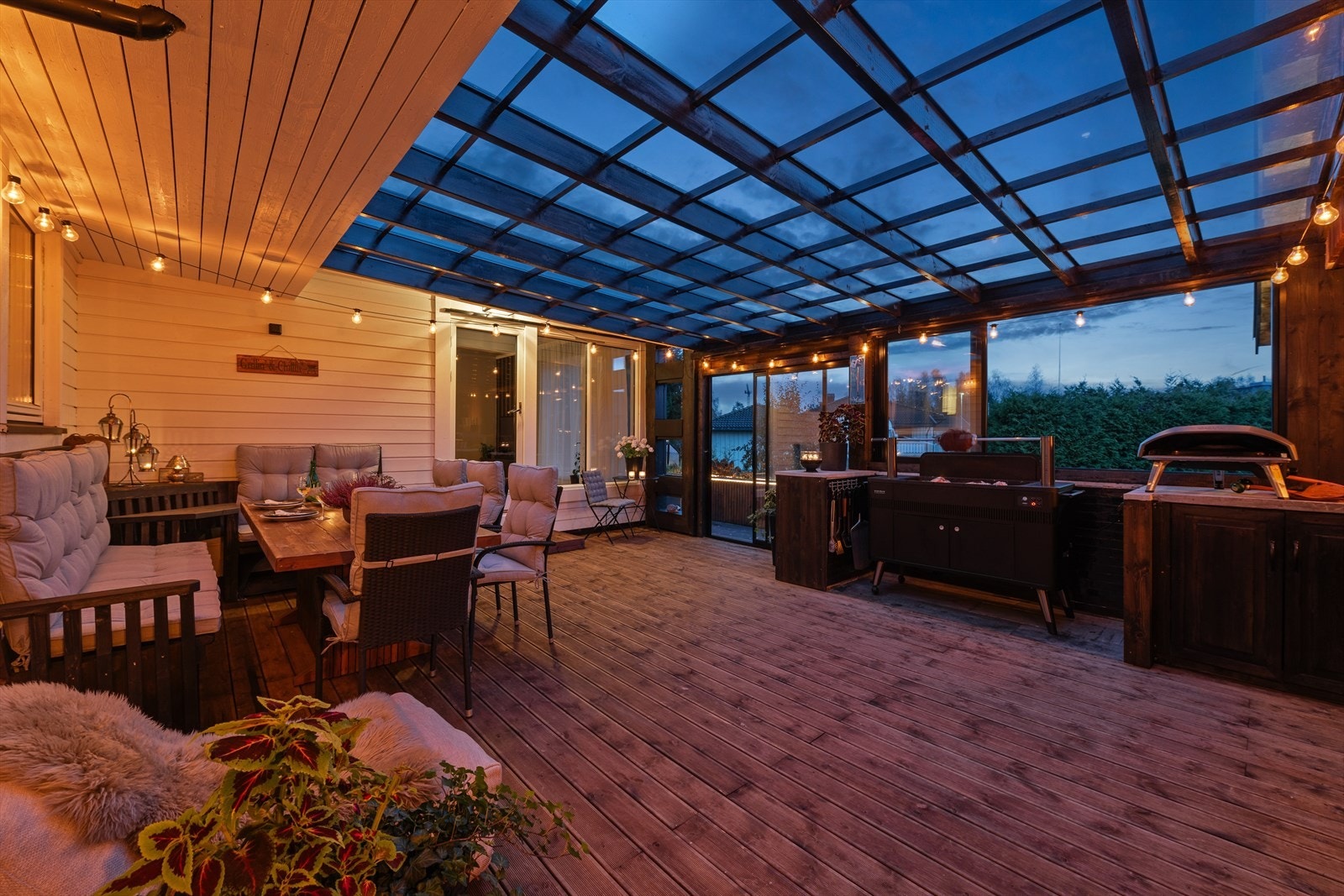 Den store, innglassede terrassen med utekjøkken fungerer som en sosial sone store deler av året. Tilbygget er derimot ikke godkjent. Galleribilde