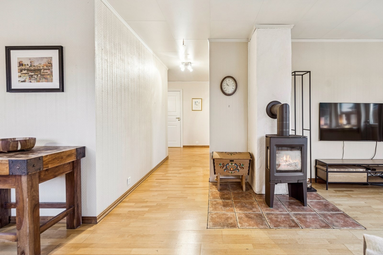 Gjennomgående materialvalg og lyse flater skaper en helhetlig atmosfære. Galleribilde