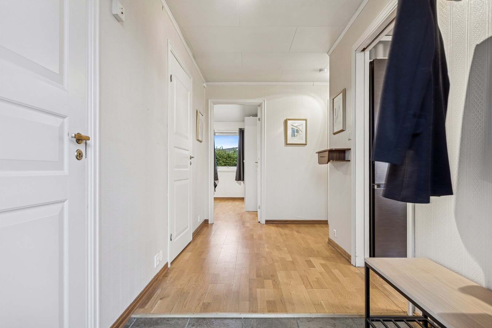 Fra entreen kommer man inn i en gang som fordeler tilgangen til enhetens øvrige rom. Galleribilde