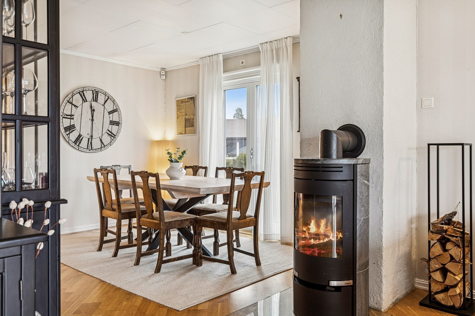 Spisestuen har en naturlig plassering i tilknytning til stuen, med ildstedet som et sentralt element. Galleribilde