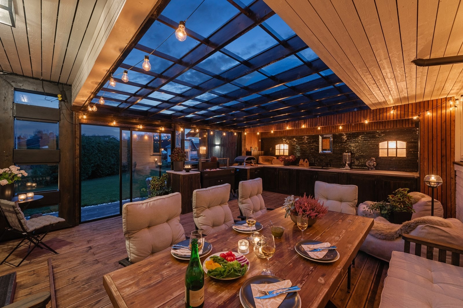 Tak over terrassen gjør at uteplassen kan nytes uavhengig av været. Galleribilde