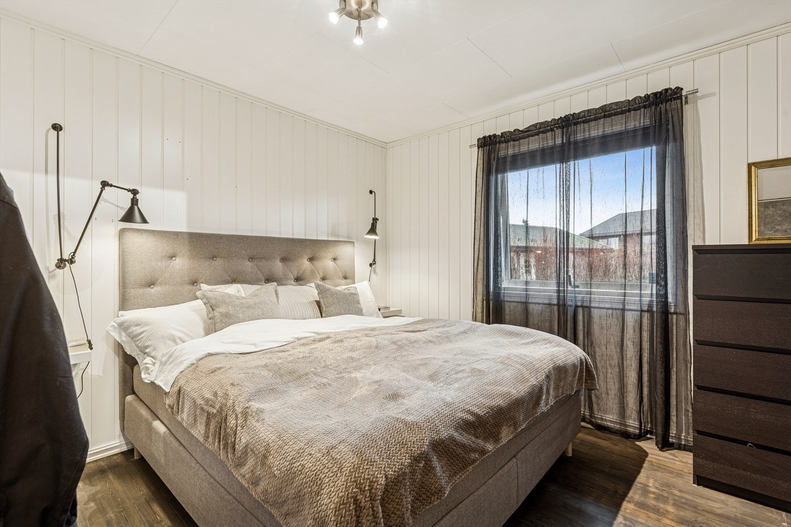 Hovedboligen har tre soverom med god plass til innredning. Galleribilde