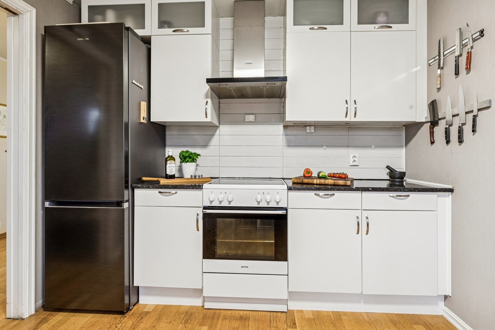 Kjøkkenet har godt med skap- og benkeplass. Galleribilde