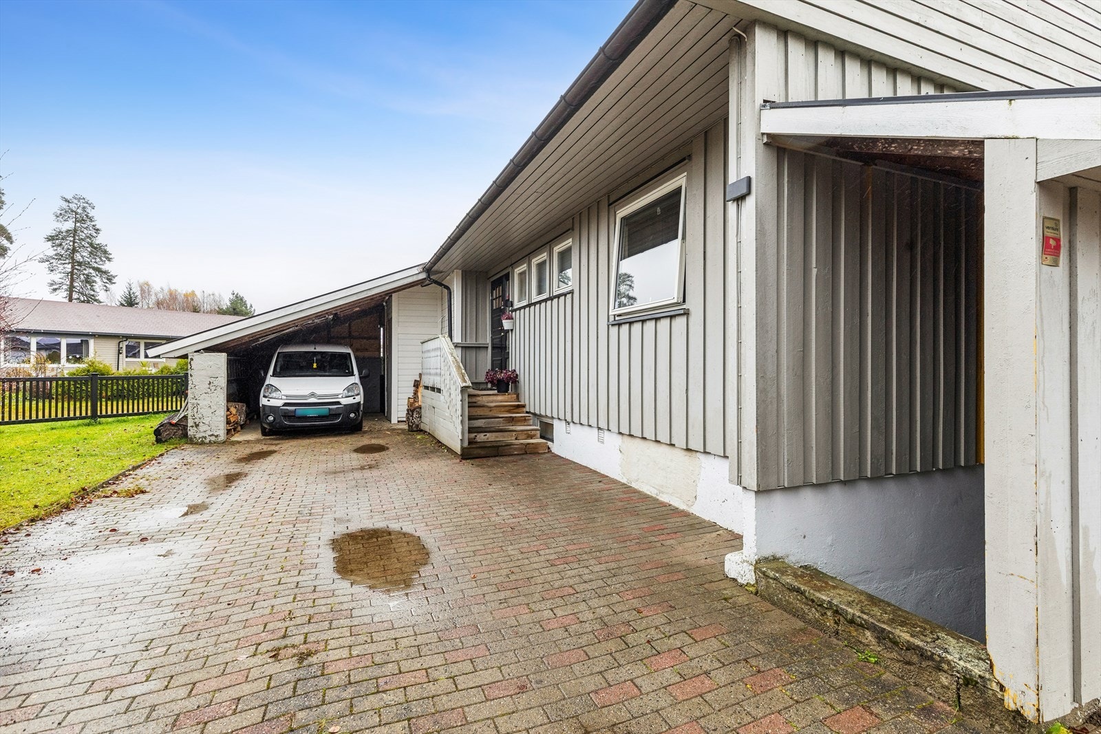 Eiendommen har parkering i carport og på egen gårdsplass. Galleribilde