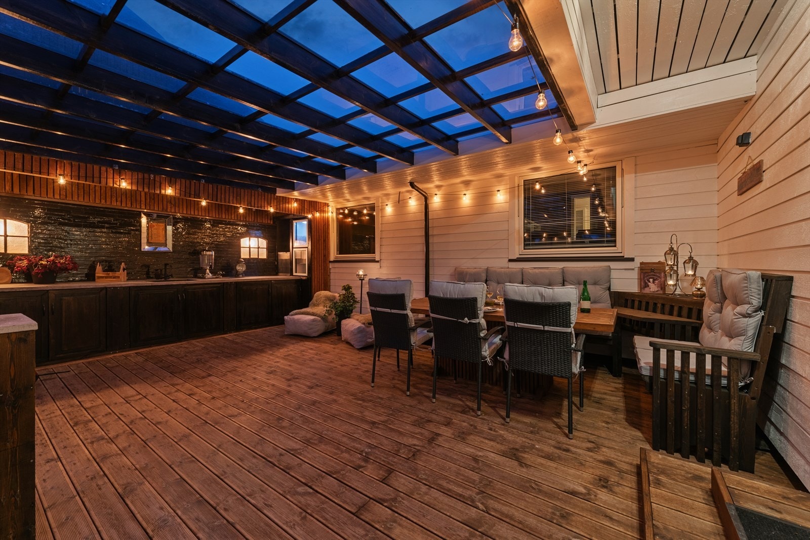 Her er det rikelig med plass til flere sittegrupper for sosiale sammenkomster. Galleribilde