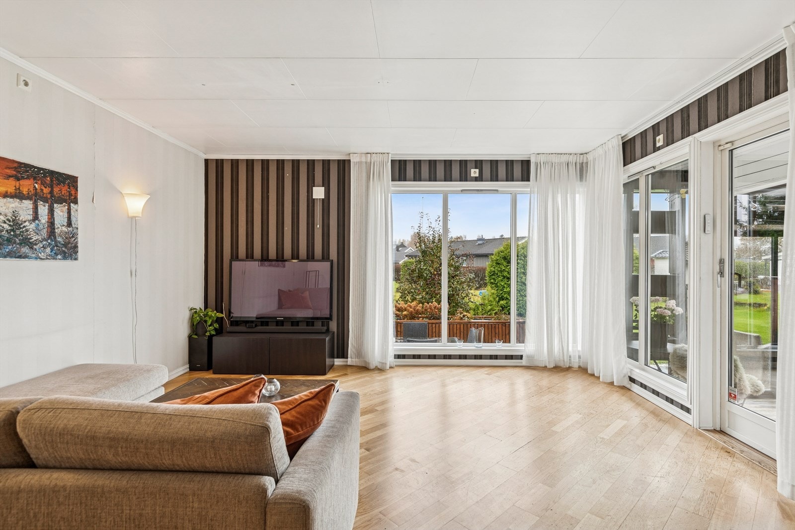 Fra stuen er det direkte utgang til den store, innglassede terrassen. Galleribilde