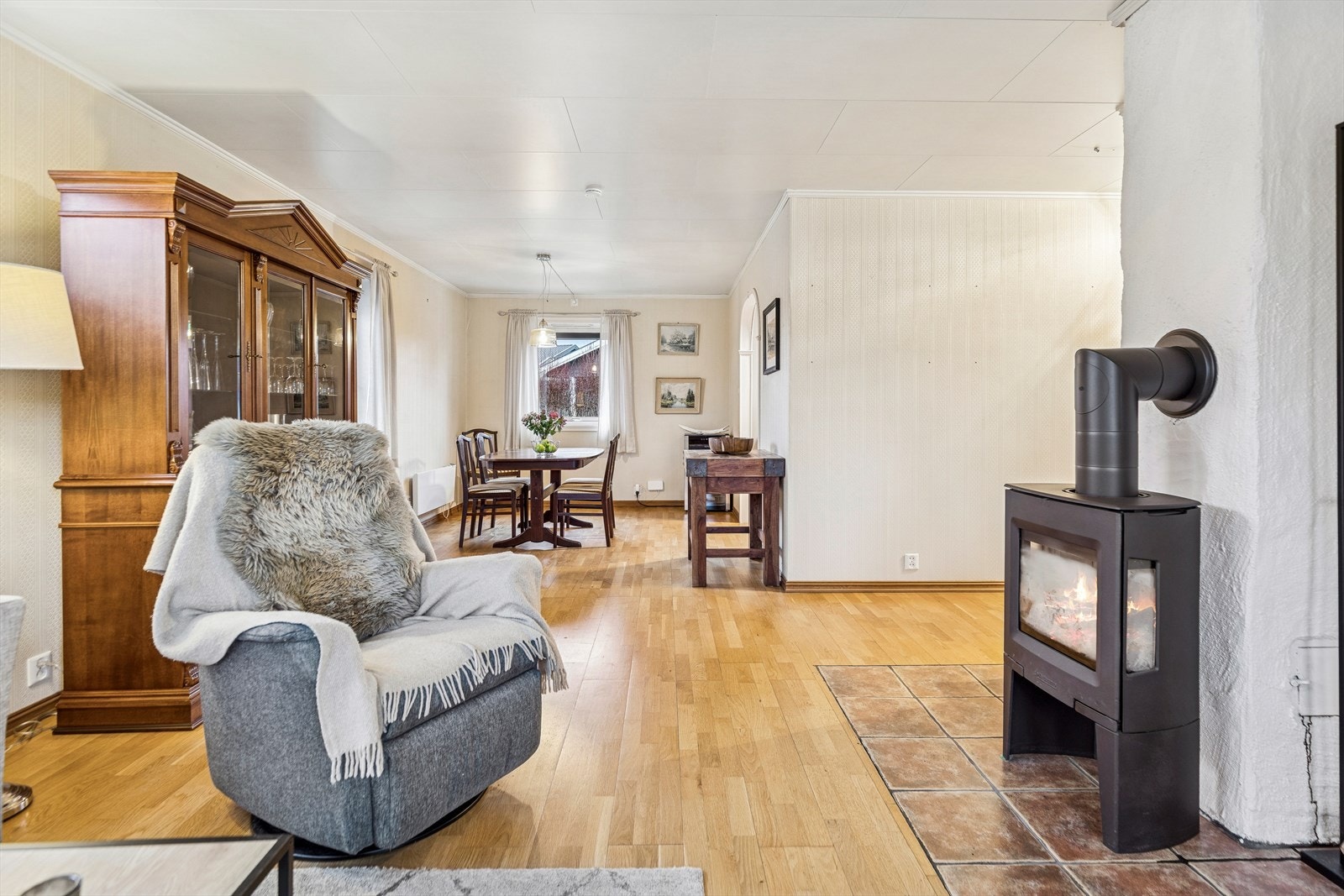 Rommet har en åpen og luftig planløsning som binder stue og spisestue sammen. Galleribilde