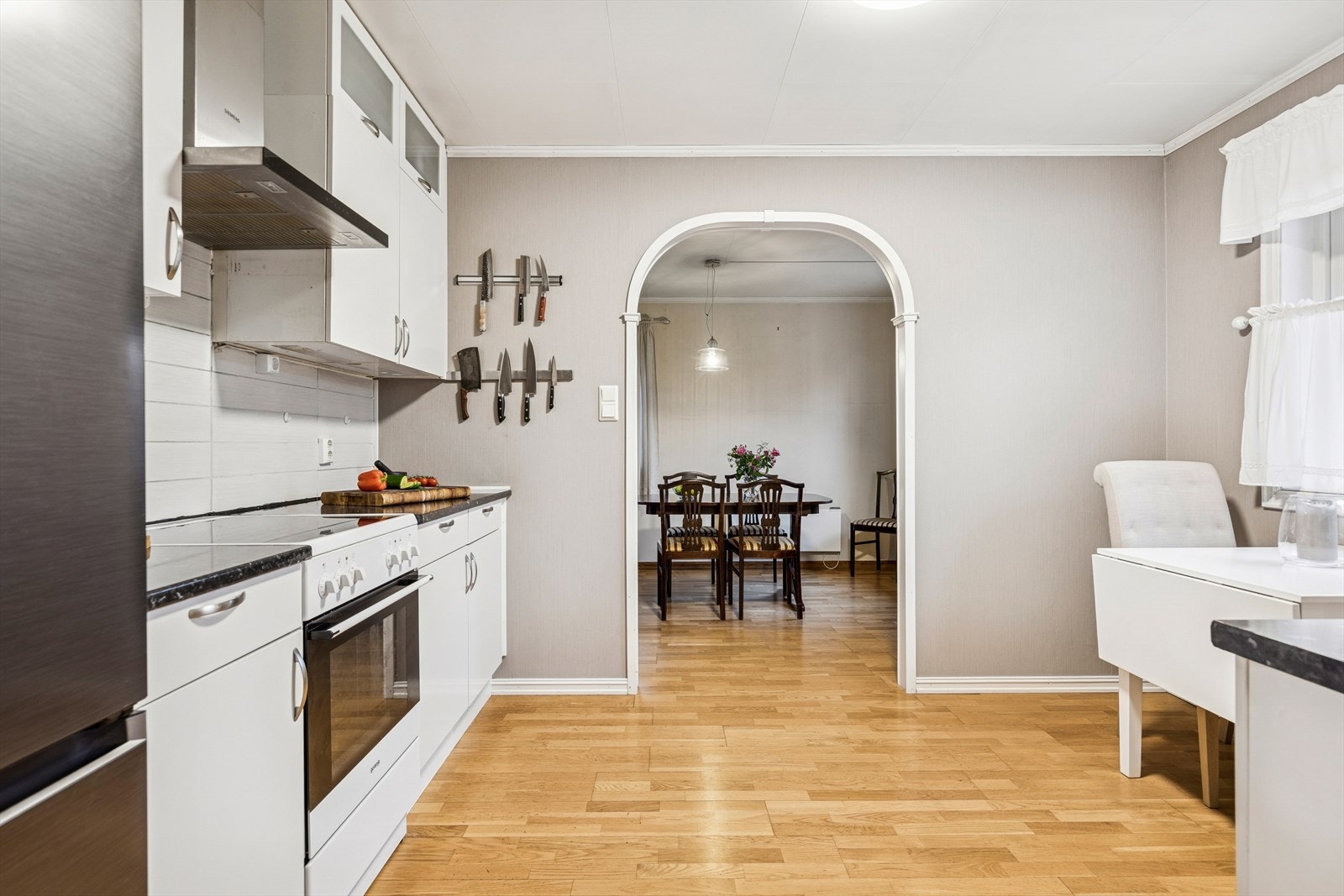 Kjøkkenet i boenheten er funksjonelt med innredning fra 1997 og frittstående hvitevarer. Galleribilde