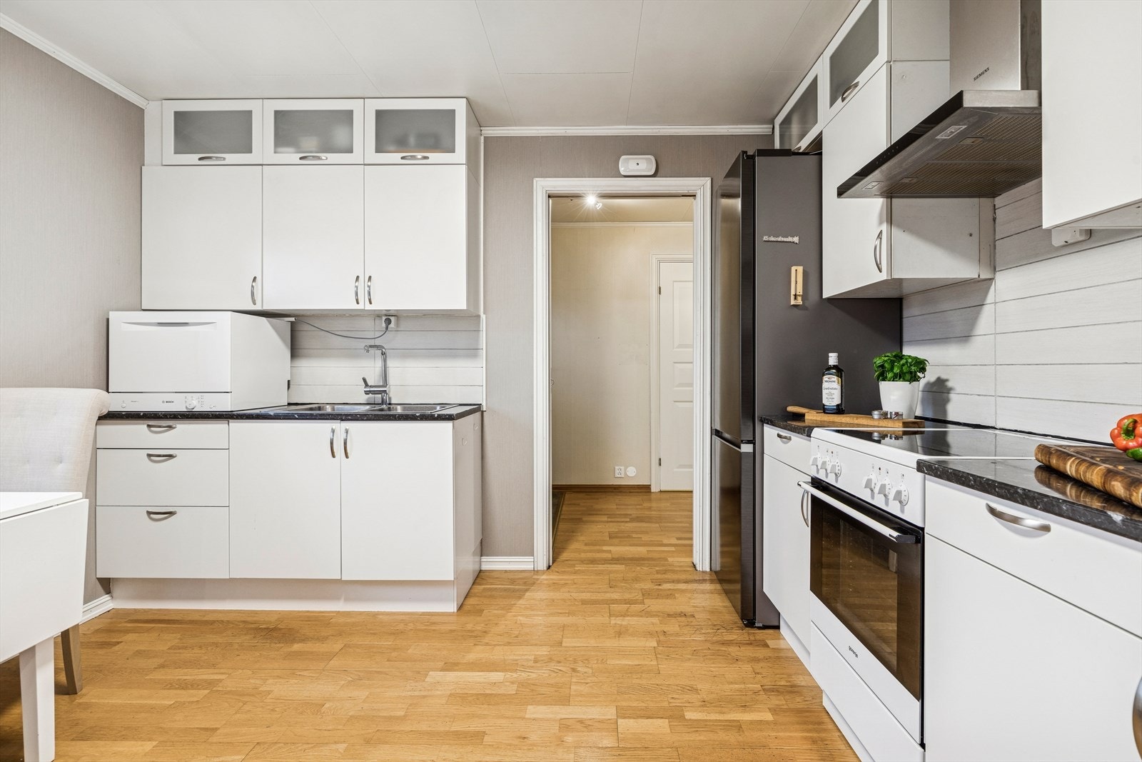 Kjøkkenet i boenheten har nye fronter fra 2020. Galleribilde