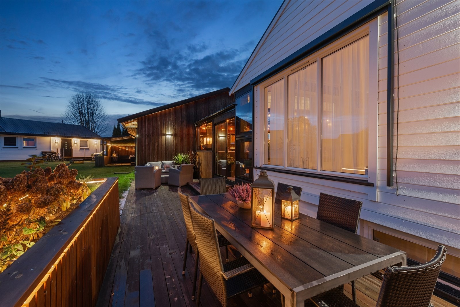 Fra den innglassede delen er det utgang til en åpen terrasse på 31 m². Galleribilde