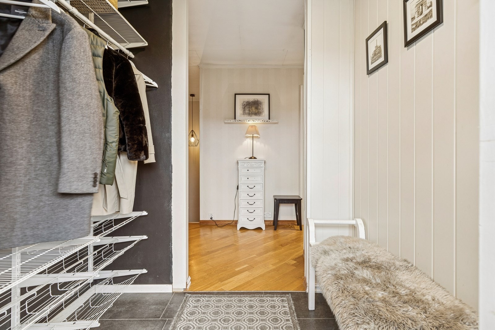 Entréen til hoveddel har rikelig med plass til sko og yttertøy. Galleribilde