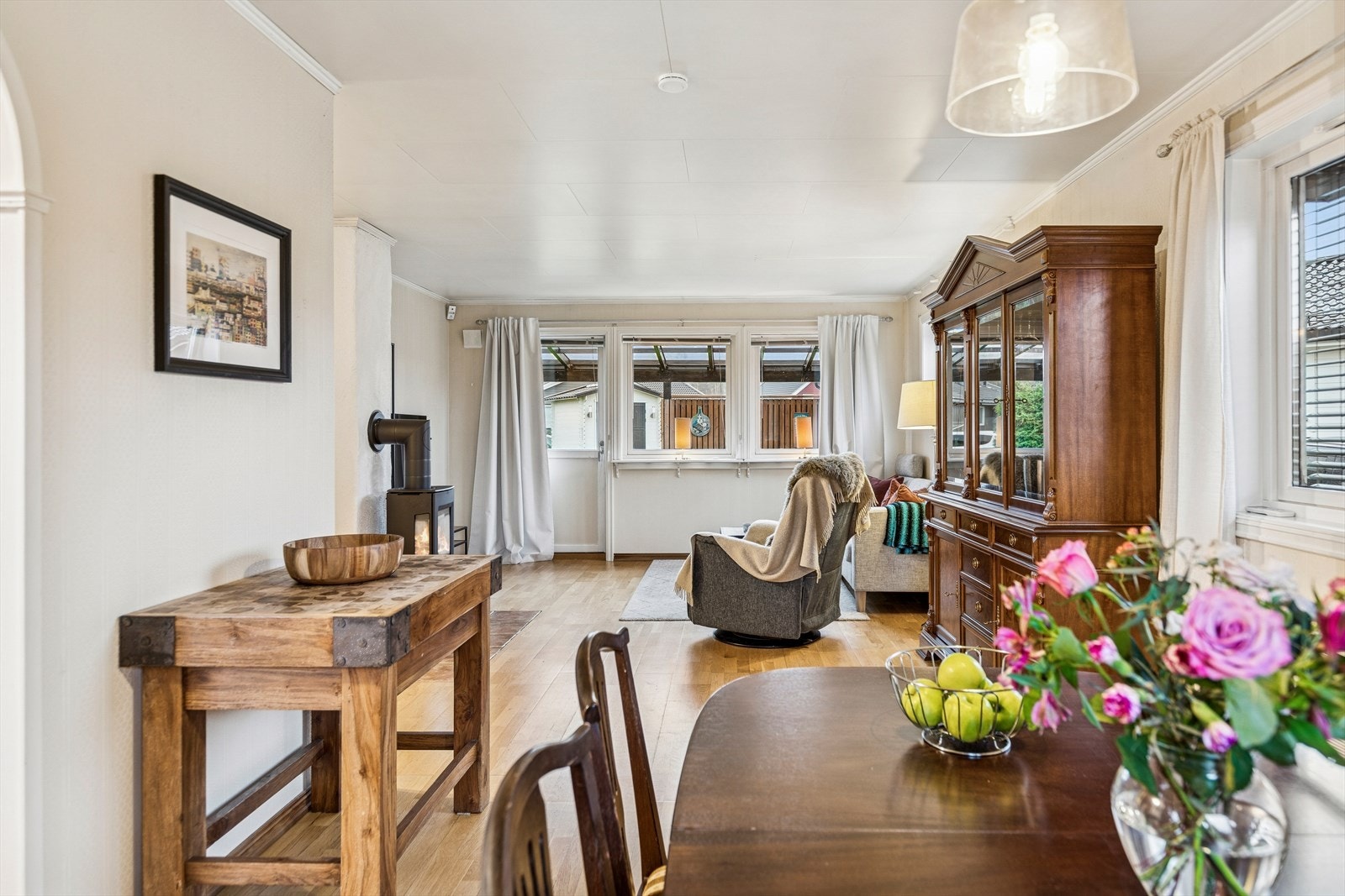 Rommet er lyst og har parkett på gulvet, noe som gjør det enkelt å møblere. Galleribilde