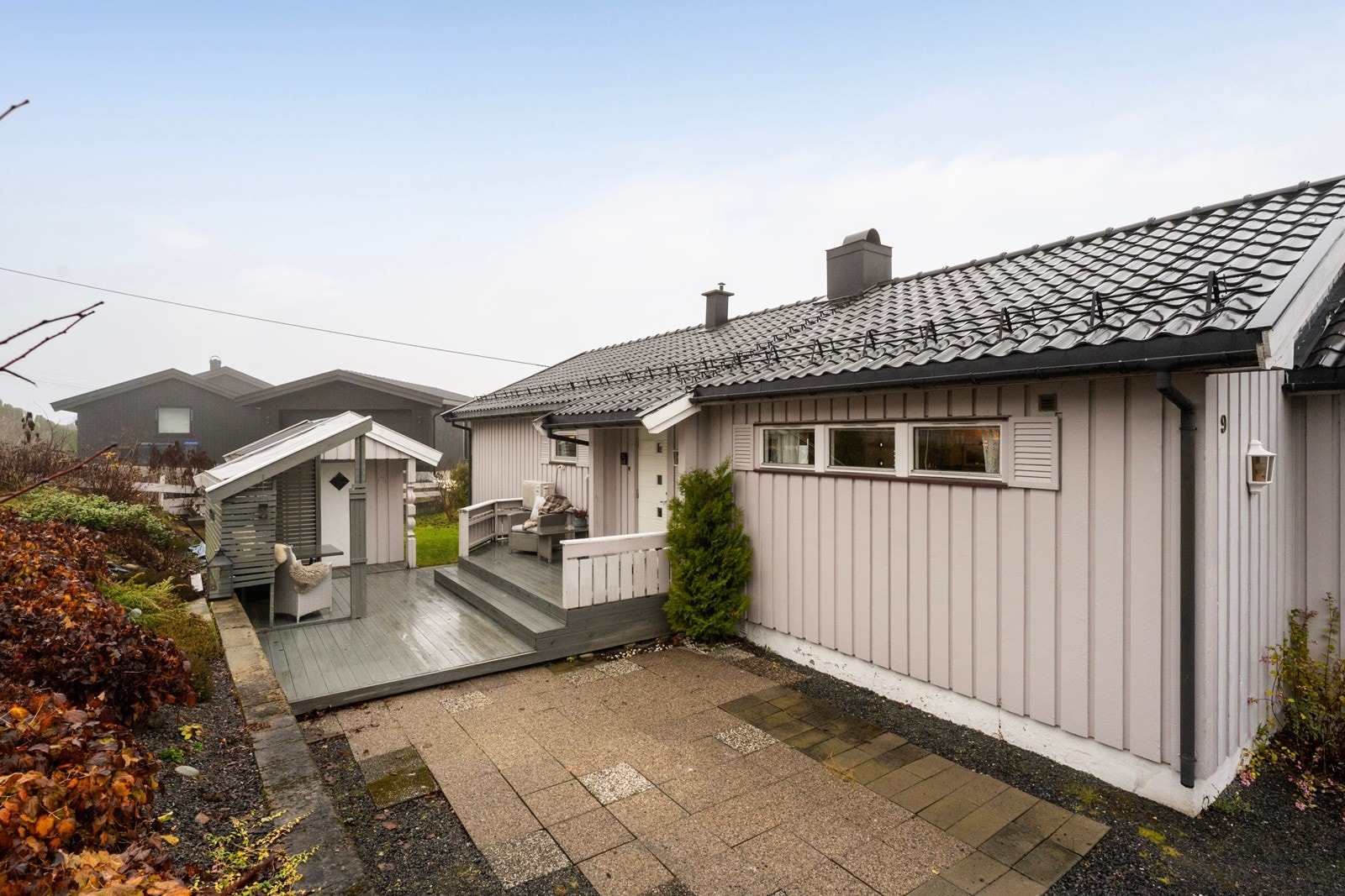 Inngangsparti med fin uteplass Galleribilde