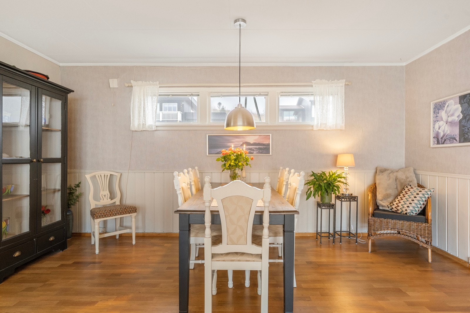 Fin plass for spisestue i stua Galleribilde