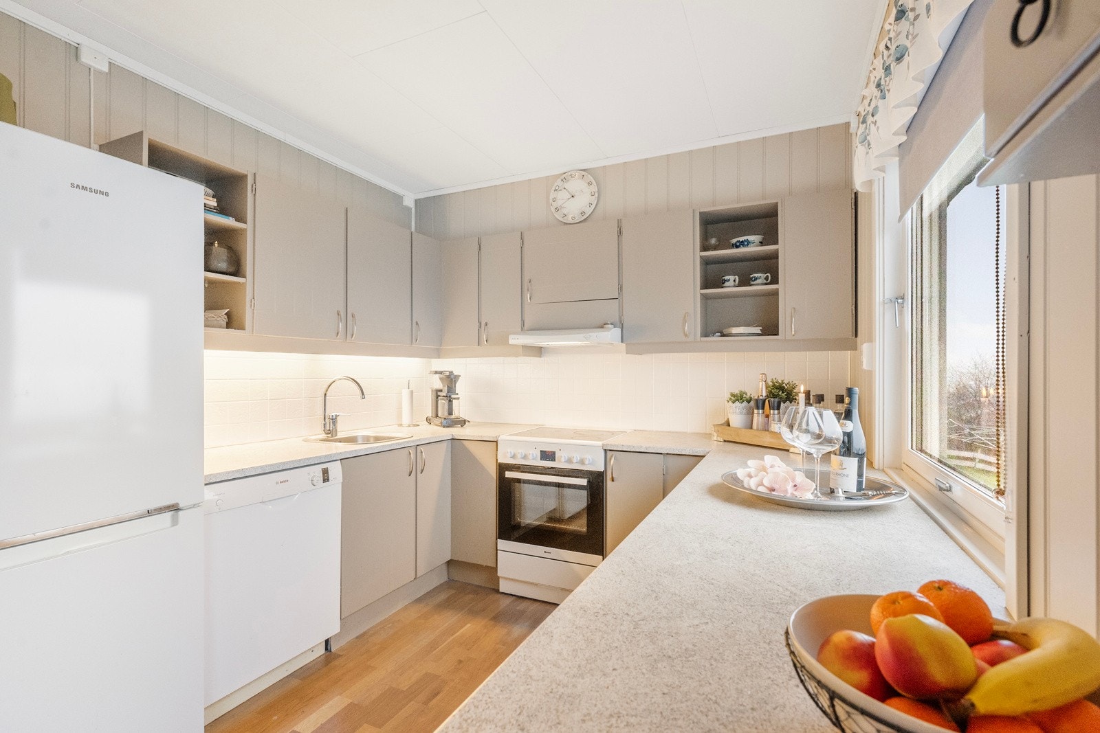 Godt med skap- og benkeplass på kjøkkenet Galleribilde