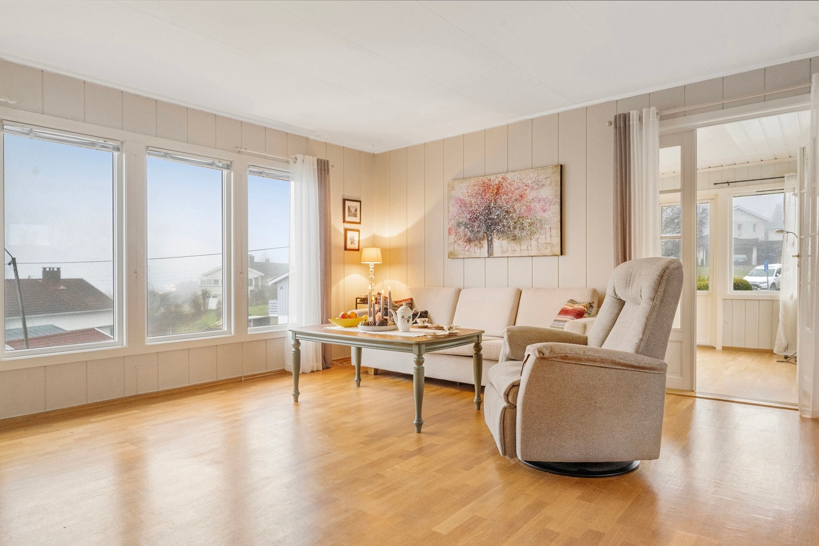 Lys, romslig stue med store vinduer - godt med lys inn og flott utsikt! Galleribilde