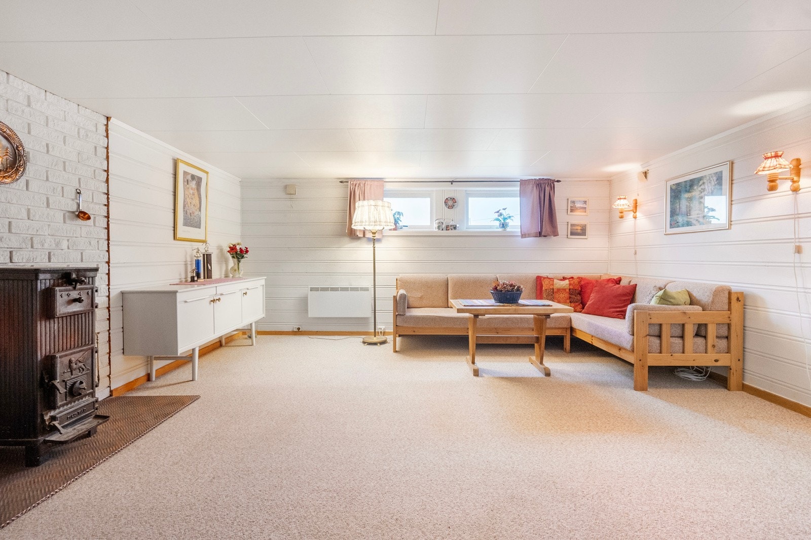 Lysmalt, romslig kjellerstue Galleribilde