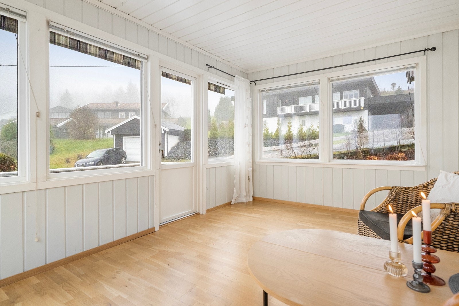 Isolert vinterhage med utgang til åpen terrasse Galleribilde