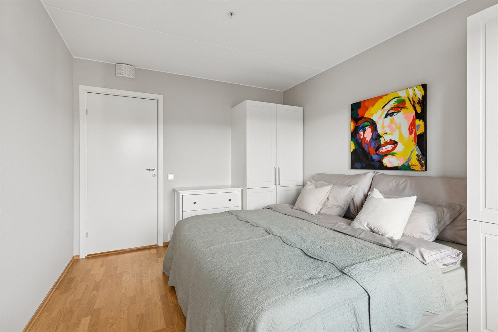 Soverommet er av god størrelse og innredet med Sigdal garderobeløsning. Galleribilde