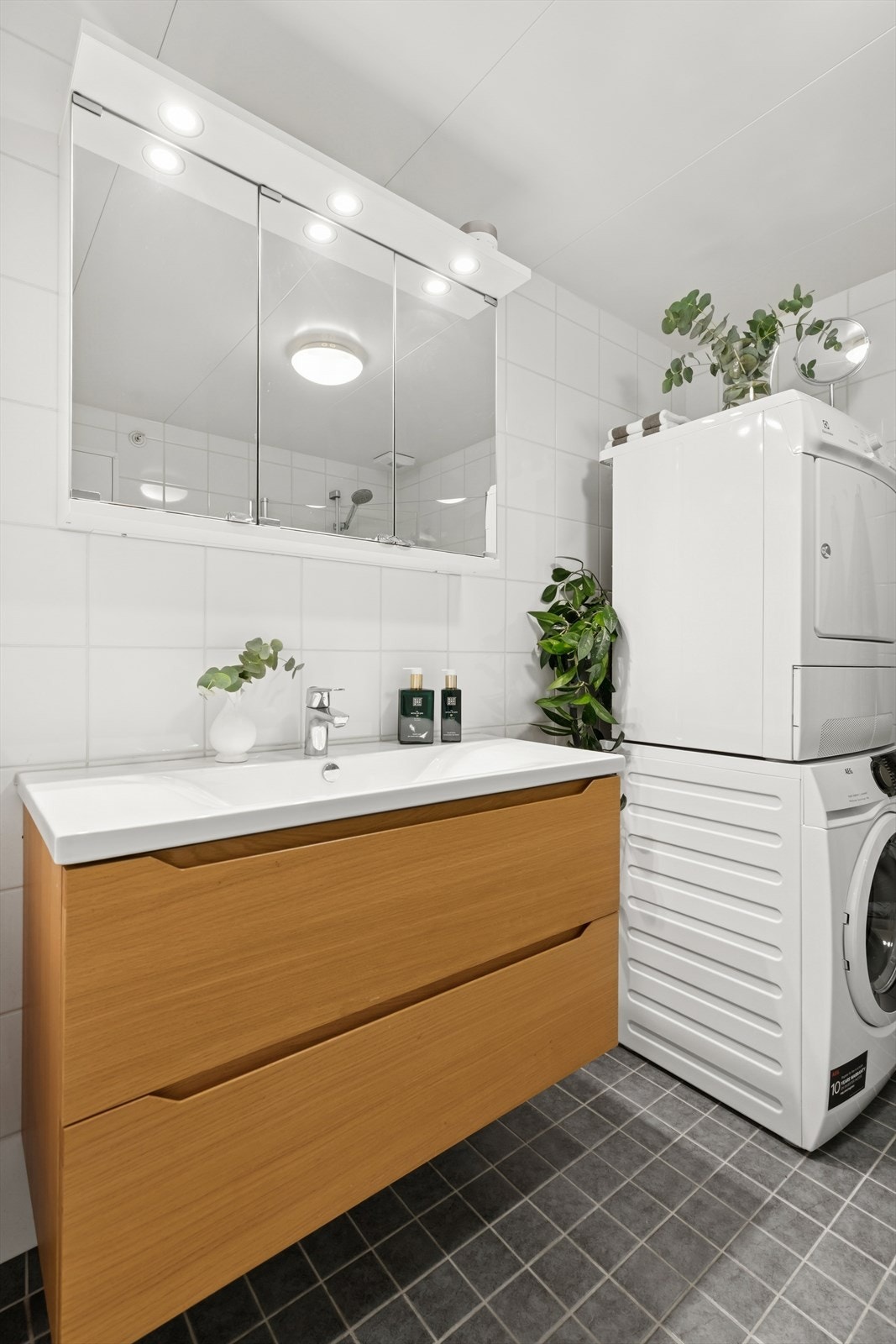 Badet ble bygget i 2014 og det er lagt varmekbaler i gulvet. Innredningen inkluderer et nytt servantskap fra 2023, overskap med speildører, vegghengt wc og et nedsenket dusjhjørne. Galleribilde