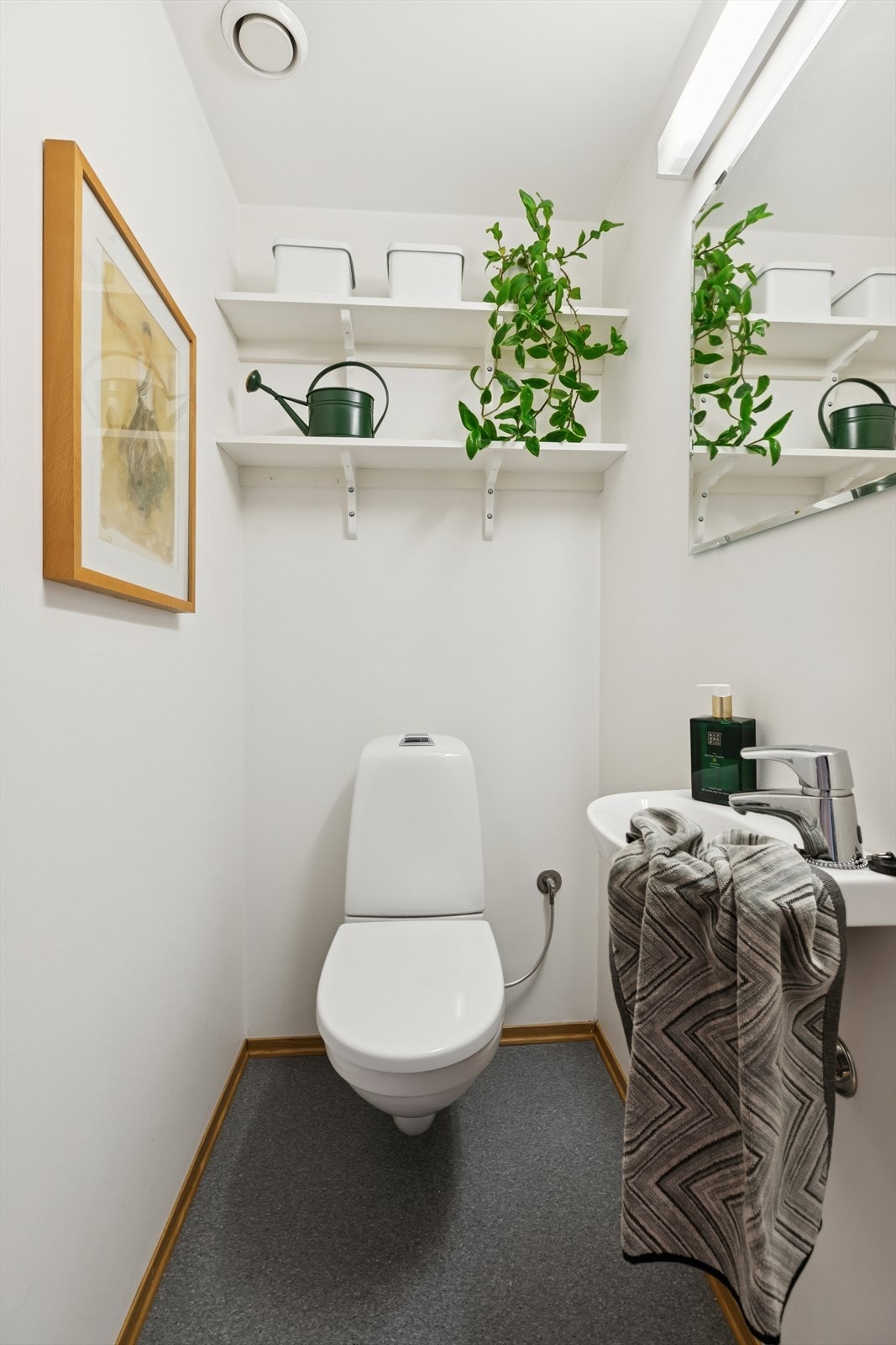 I tillegg kan leiligheten skilte med eget toalettrom. Rommet er innredet med en servant og et vegghengt wc. Galleribilde