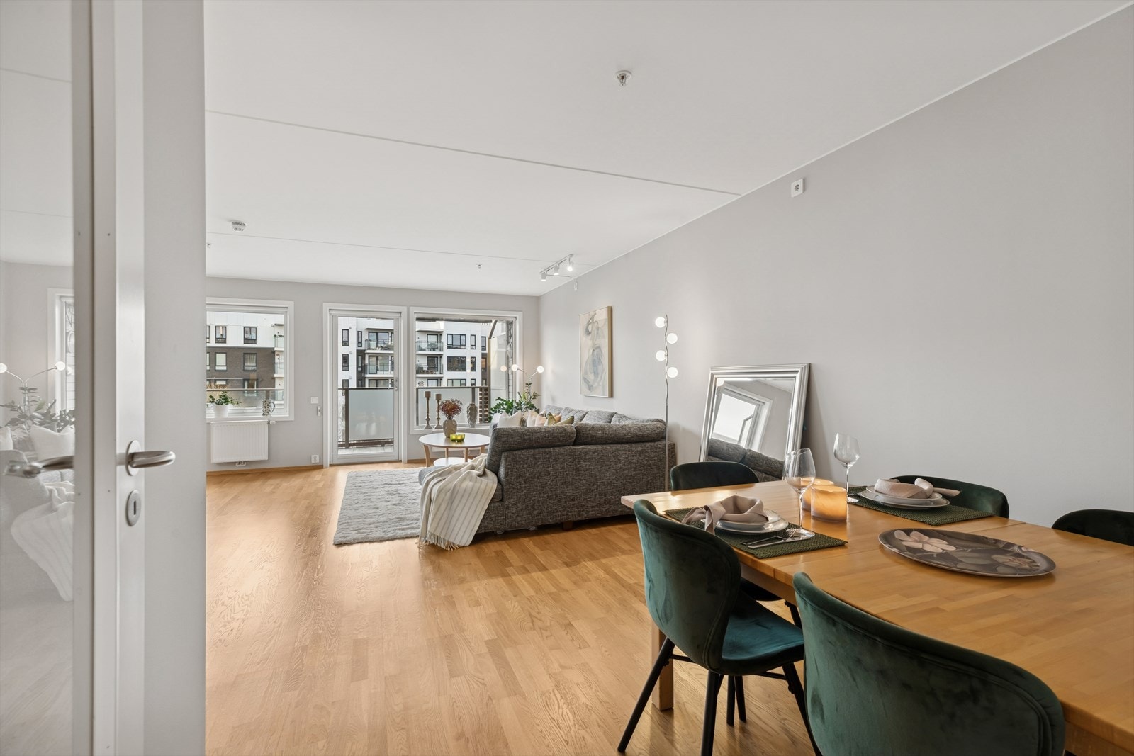 Her kan du vente deg store vindusflater, god planløsning og fine oppholdsrom. Stuen oppleves som lys- og romslig. Galleribilde