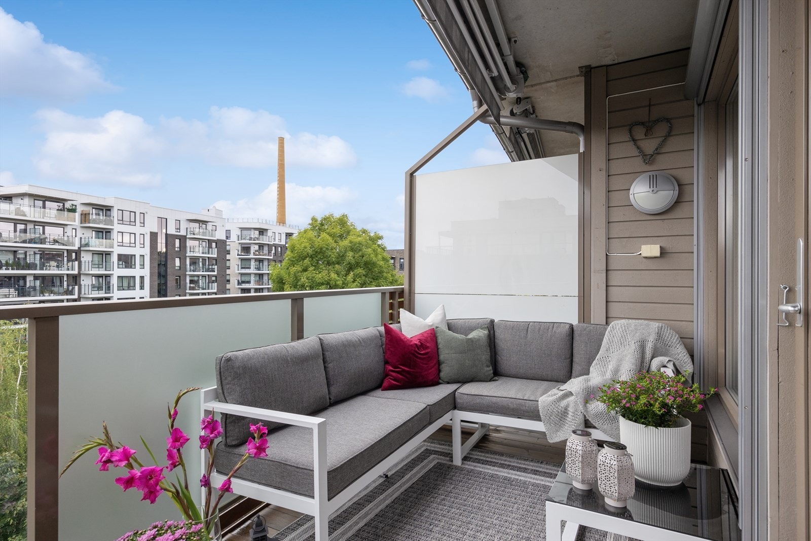 Det er lagt spaltegulv på balkongen og det er montert lys og stikk. Galleribilde