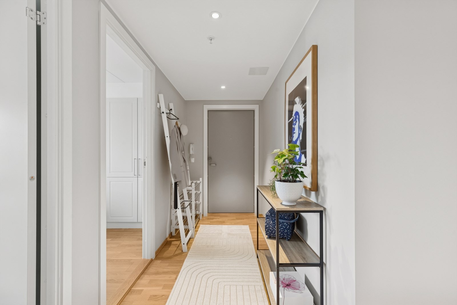 Spotlights i himlingen sørger for god belysning. Galleribilde