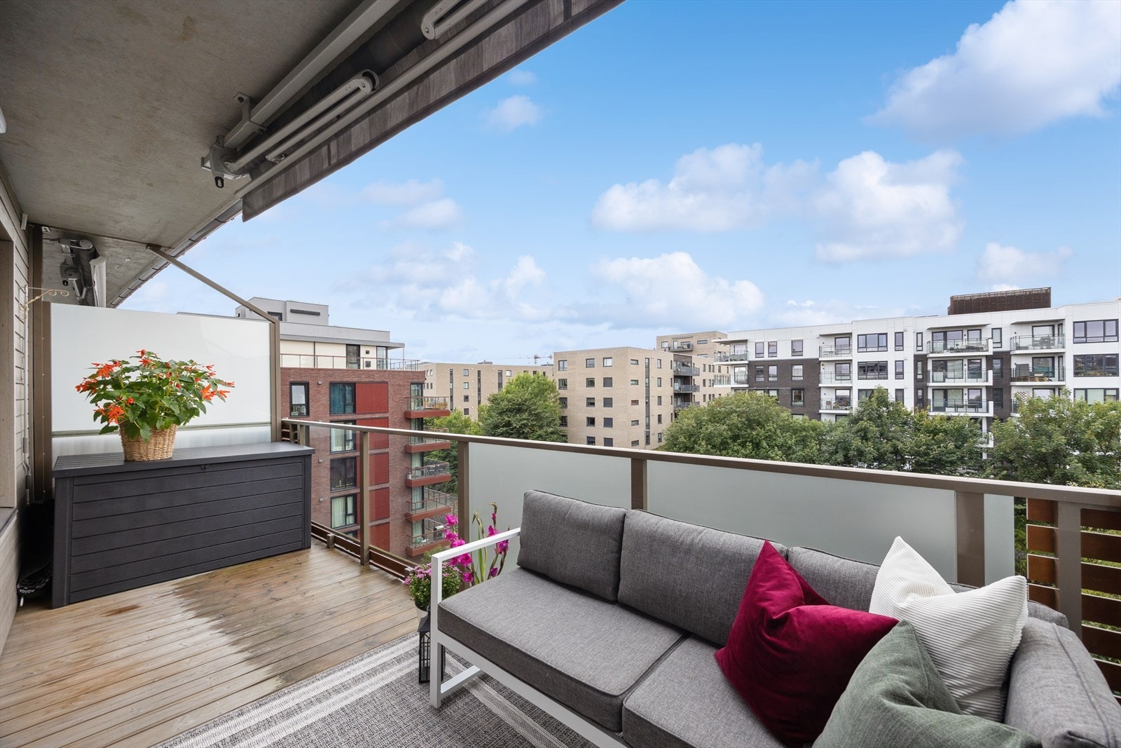 Boligen er gjennomgående med balkonger på hver side. Balkongen med utgang fra stuen har ettermiddags- og kveldssol og vender ut mot et område som skal opparbeides til park. Galleribilde