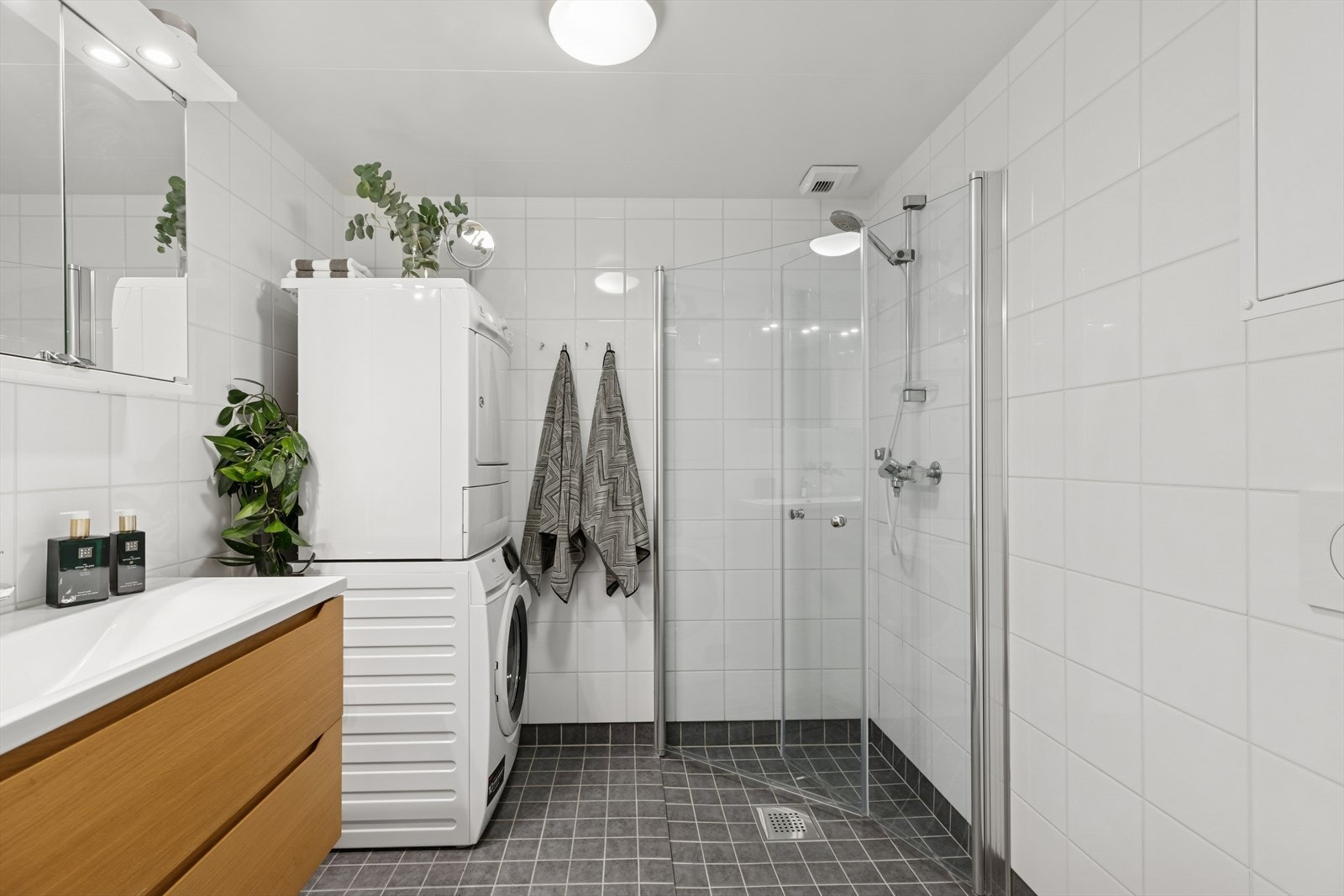 Prefabrikkert baderomskabin fra Parmarin med fliser på gulv, vegger og metalplater i himling. Galleribilde