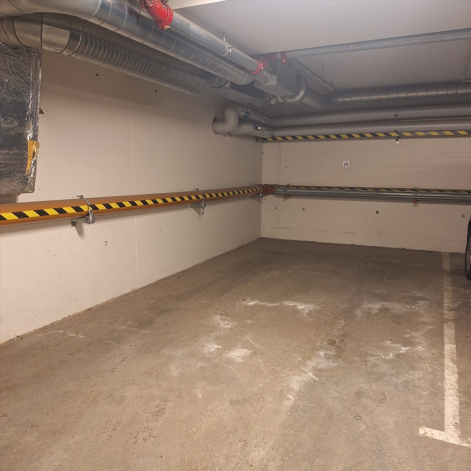 Det medfølger parkeringsplass i felles garasjeanlegg under blokka. Direkte adkomst via heis. Galleribilde